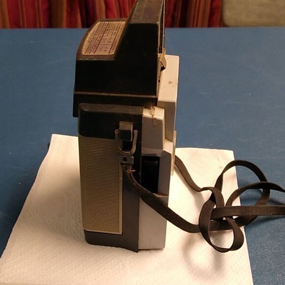 Kodak Brownie Fiesta Camera - Classic Black and White Design - Picture 4 of 7